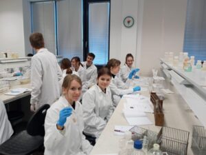 Uczniowie w laboratorium ŚLUM