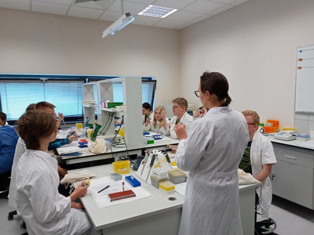 uczniowie w laboratorium ŚUM
