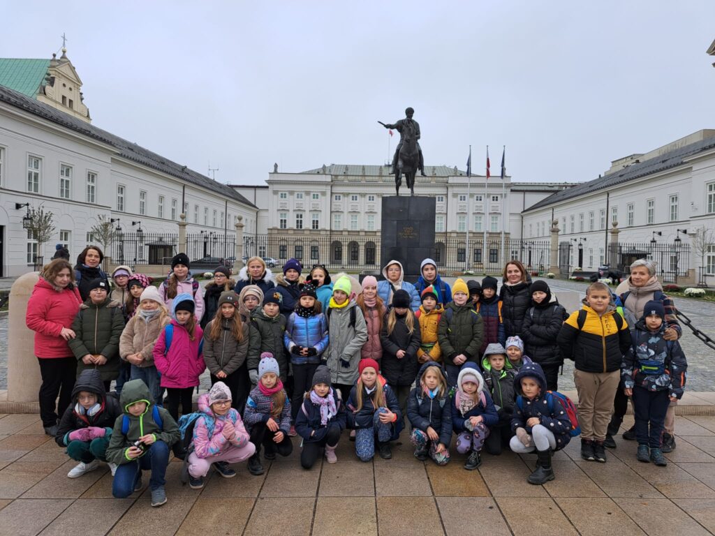 Zdjęcie przedstawia grupę uczniów klas 1-3 z nauczycielami w Warszawie