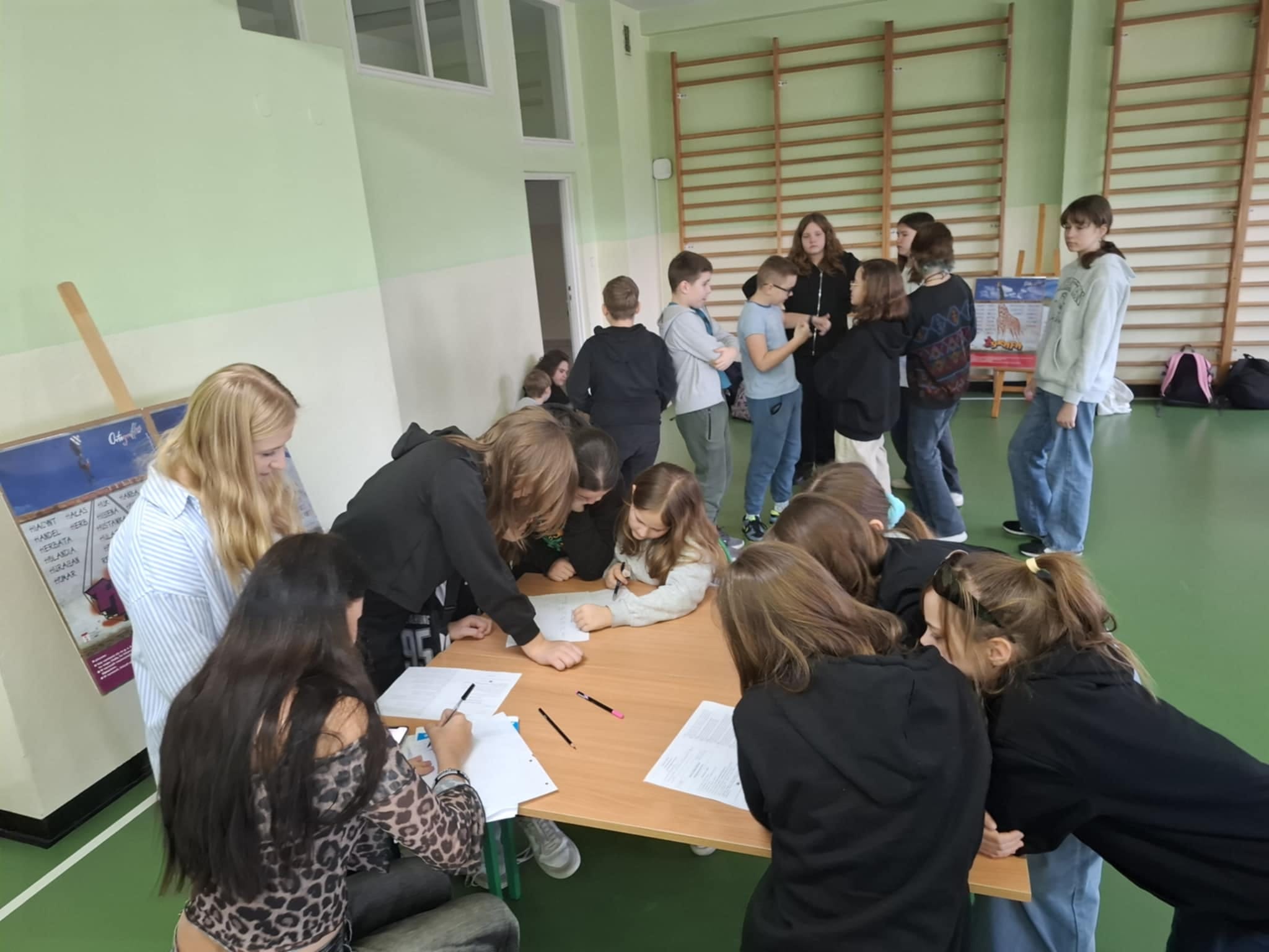 Zdjęcie przedstawia uczniów podczas Dnia Języka Ojczystego