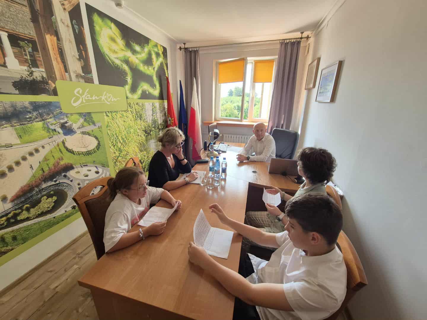 Zdjęcie przedstawia uczniów wraz z nauczycielem na spotkaniu u Pana Burmistrza Janusza Mroza