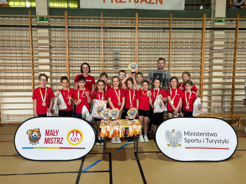 Zdjęcie przedstawia uczniów wraz z nauczycielami podczas akcji Mały Mistrz