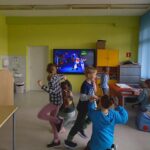 Tańczące dzieci przed telewizorem