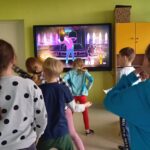 Tańczące dzieci przed telewizorem